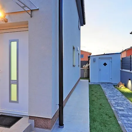 Casa Tara Three-bedroom Semesterbostad Pula