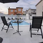 Casa Tara Three-bedroom Pola