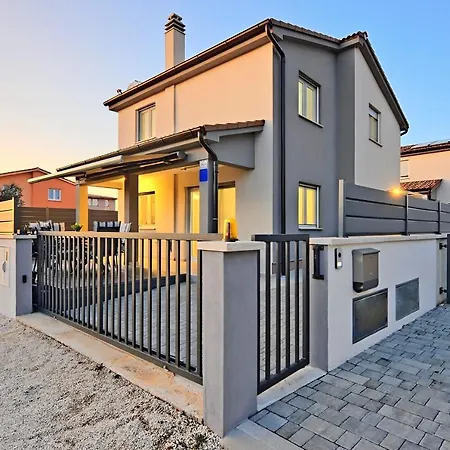 Casa Tara Three-bedroom Будинок відпочинку *