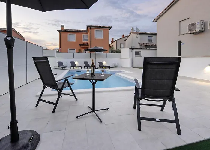 Casa Tara Three-bedroom Пула